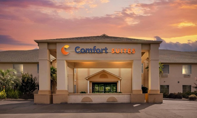 Milledgeville Hotel | Discover Comfort Suites Milledgeville with Pool & Spa