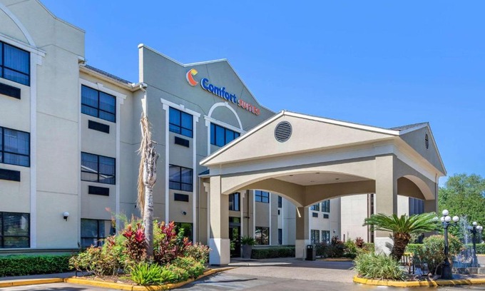 Woodlake - Briar Meadow Hotel | Relaxing Comfort Suites - Steps from the Galleria