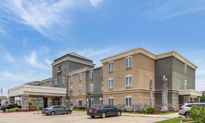 Bay Area Hotel | Convenient Comfort Suites Near Texas A&M with Pool Access