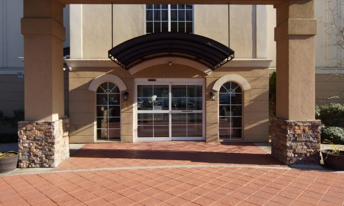 Monmouth Junction Hotel | Convenient Comfort Suites Steps from the University