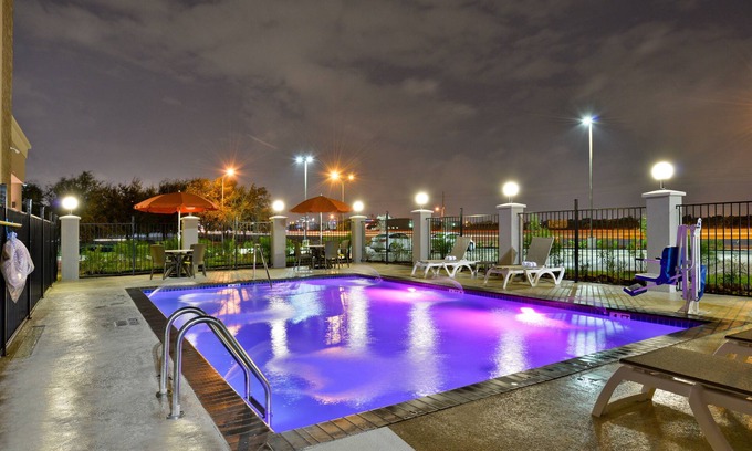 Chinatown Hotel | Cozy Comfort Suites Near Westchase with Pool & Breakfast
