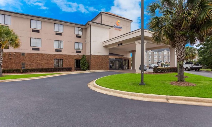 Saraland Hotel | Family-Friendly Comfort Suites North Mobile with Pool Access