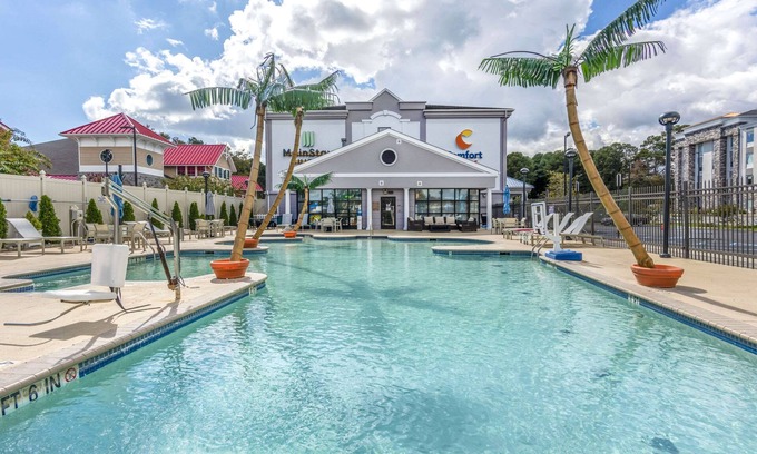 West Ocean City Hotel | Relaxing Comfort Suites Ocean City West with Pool & Spa