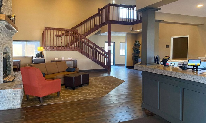 Peoria Hotel | Convenient Comfort Suites Peoria I-74 with Pool & Breakfast