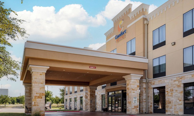 McNeil Hotel | Guest Rated Comfort Suites Pflugerville with Pool & Spa