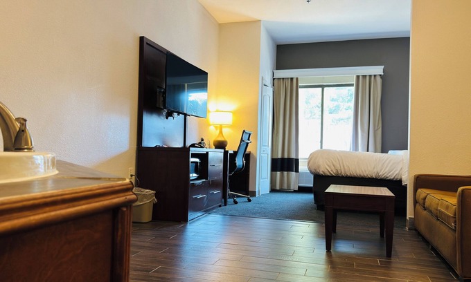 Plymouth Hotel | Convenient Stay at Comfort Suites Plymouth with Pool & Spa