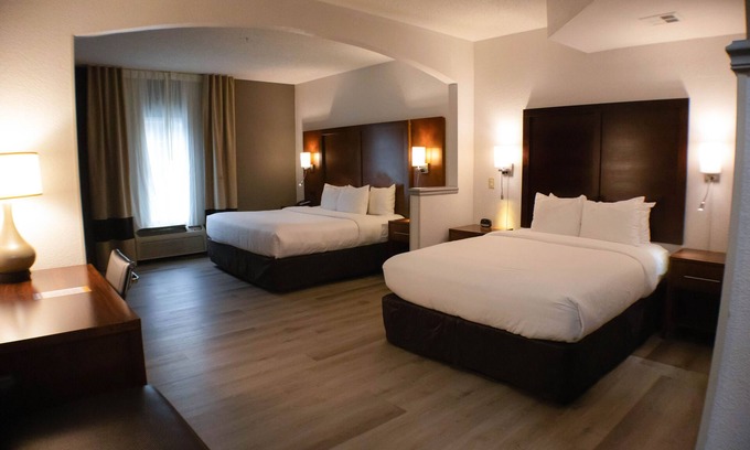 Salisbury Hotel | Inviting Comfort Suites Salisbury I-85 with Pool & Spa
