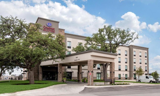 Franklin Park Hotel | Pet-Friendly Comfort Suites in Scenic South Austin