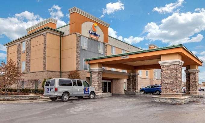 Southgate Hotel | Comfort Suites Southgate-Detroit: Poolside Family Retreat