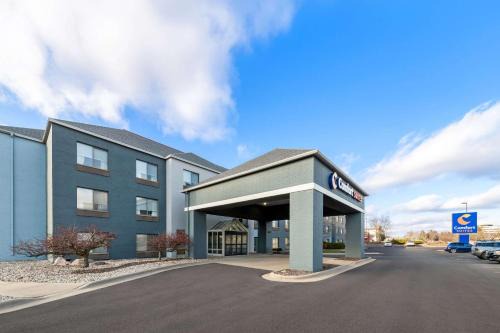 Stevens Point Hotel | Affordable Comfort at Rodeway Inn & Suites with Pool Access