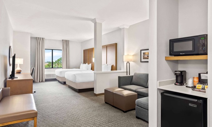 Stuart Hotel | Inviting Comfort Suites Stuart - Hutchinson Island Awaits