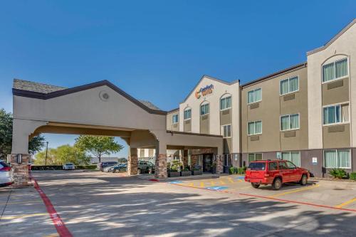 The Colony Hotel | Inviting Comfort Suites The Colony: Pet-Friendly & Poolside