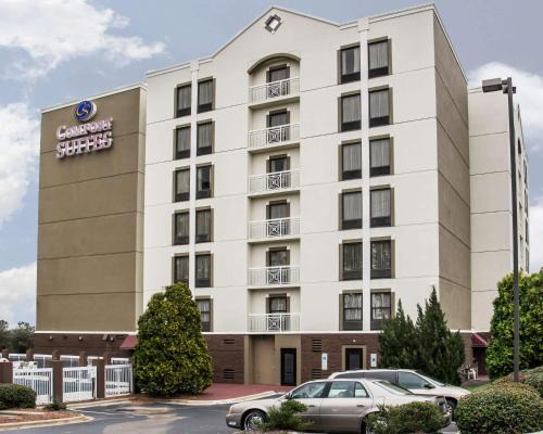 University Place Hotel | Family-Friendly Comfort Suites University - Relax by the Pool