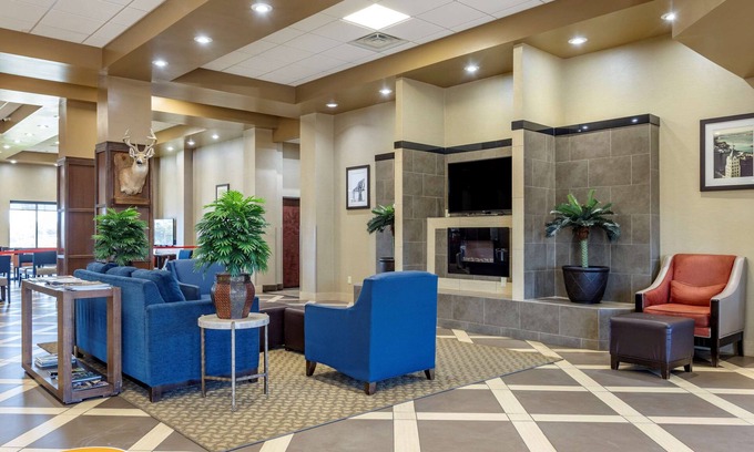 Batesville Hotel | Inviting Comfort Suites with Pool and Family-Friendly Amenities