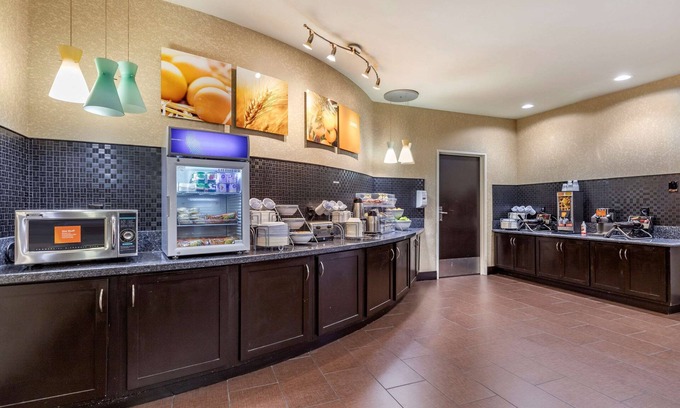 Georgetown Hotel | Exceptional Comfort Suites: Pool, Spa & Family-Friendly Amenities