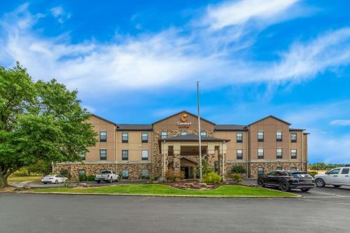 Vincennes Hotel | Coastal Comfort Suites: Poolside Bliss with Ocean Views