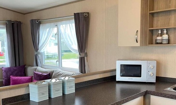 St Leonards-On-Sea Cabin | Guest Rated 10/10: Pet-Friendly Caravan at Combe Haven