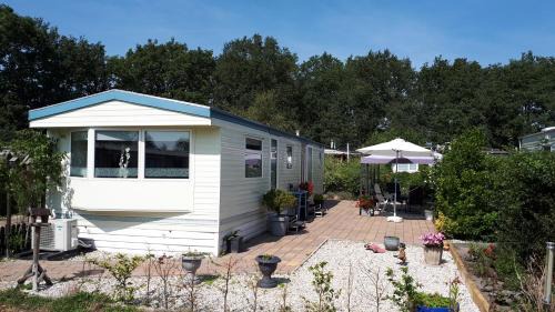 Paasloo House | Comfortable 4-Person Chalet with Pool & Bikes at Eikenhof