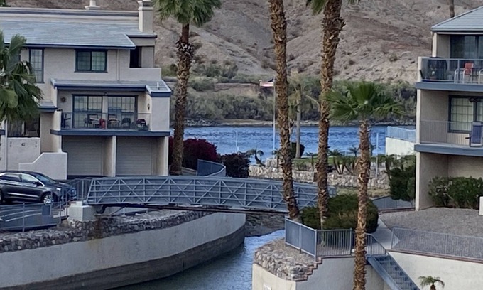 Bullhead City Condo | Cozy 2 Bed/2 Bath Condo on the River with Pool Access