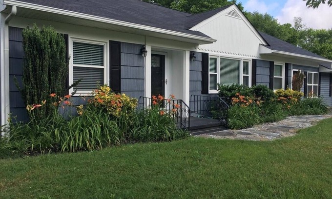 Cleveland House | Pet-Friendly 3BR/2Bath Retreat in Historic Downtown Cleveland