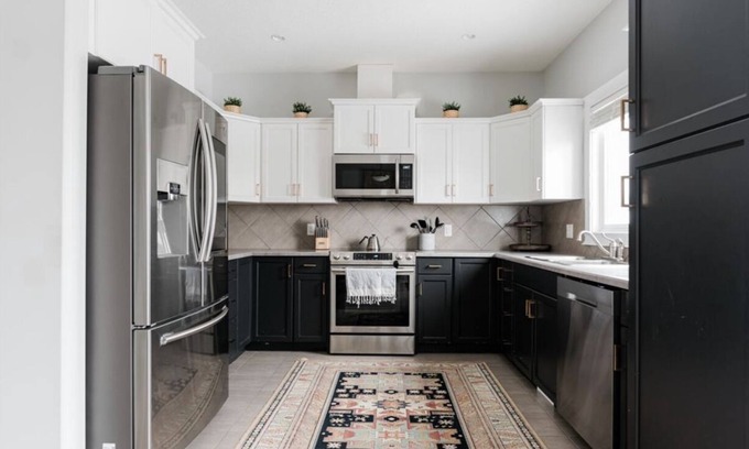 Fort McMurray House | Relaxing 4-Bedroom Home with Spa in Parsons Creek