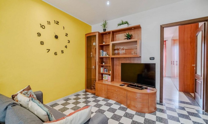 Vanchiglietta Apartment | Comfortable 60 sqm apartment, perfect for a stay of 2 people, located on the third floor of a building without a lift.The property is located in the Vanchiglietta district, in an area full of services and well connected to the center of Turin and its mai