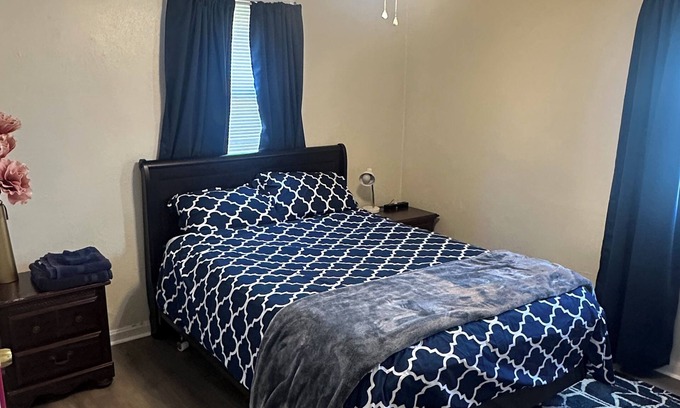 Hampton House | Budget-Friendly House Near Coliseum, Shopping & Beaches