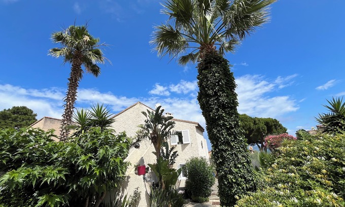 Marine de Saint Ambroggio Apartment | Beachside Apartment Sant Ambroggio with Pool & Ocean Views