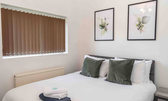 Handsworth House | Convenient 3 BR House with Parking and Kitchen Amenities
