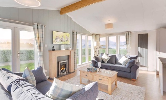 Newton Stewart Ski Chalet | Cozy Lodge with Ensuite & Hot Tub, Perfect for Families