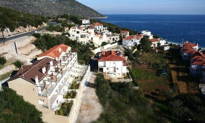 Tiros Apartment | Cozy Retreat by the Sea, Steps from Leonidion