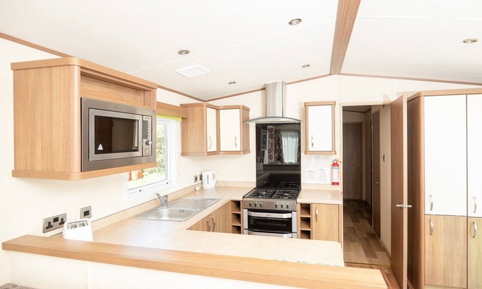 Bridport House | Modern Pet-Friendly Caravan with Oceanfront Pool Access