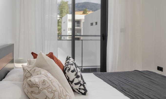Sao Martinho Apartment | Convenient Barreiros IV: Family-Friendly & Close to Funchal