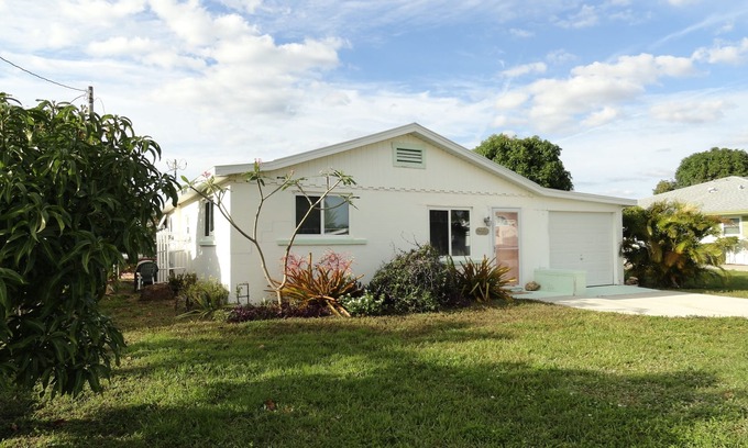 Matlacha House | Relaxing Waterfront House with Pool & Pet-Friendly Amenities