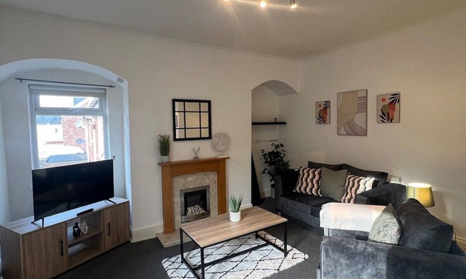 Newcastle-upon-Tyne Apartment | Relaxing Home with Breakfast & Free Parking for Families