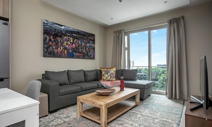 Greater Johannesburg Metropolitan Area Apartment | Stylish Retreat in Rosebank with Family-Friendly Amenities