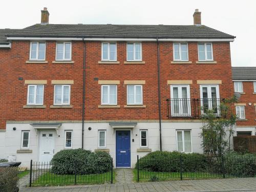 Cribbs Causeway Apartment | Highly Rated Beatrix House: Family-Friendly Comfort Awaits
