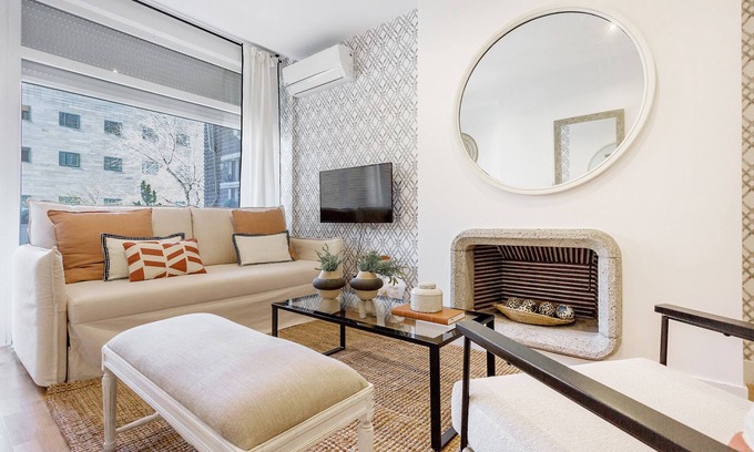 Jeronimos Apartment | Bright Apartment Near Museo del Prado with Delightful Amenities