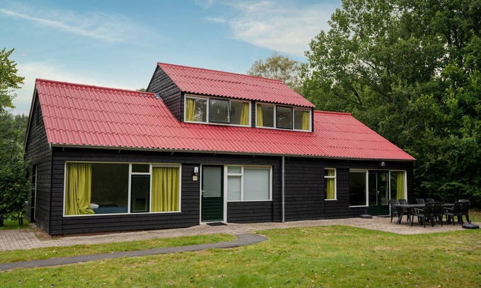 Midlaren Cottage | Comfortable bungalow for 12 persons