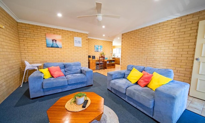 Geraldton Apartment | Cozy Oceanfront Retreat with Child-Friendly Amenities