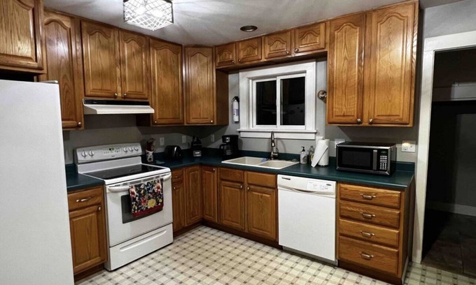 North Bend House | Cozy Coastal Weekend Retreat with Family-Friendly Amenities