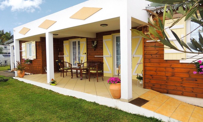 Petite-Ile Cottage | Comfortable cottage with shared pool and accessible for PRM in Petite-Île