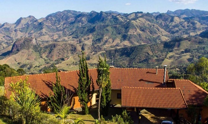 Goncalves House | Inviting Country House Retreat in the Mountains