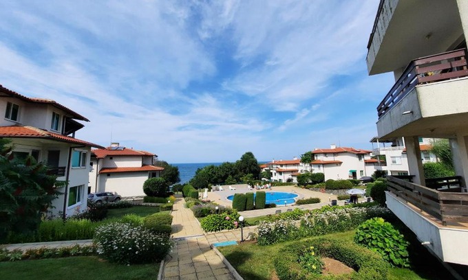 Lozenets Apartment | Cozy Family Apartment with Ocean View and Pool Access