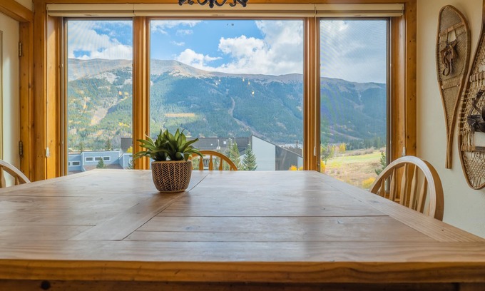 Copper Mountain Village Condo | Cozy Condo Steps from American Eagle Lift with Hot Tub