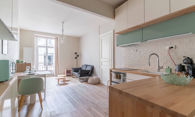 Decre-Cathedrale Apartment | Cozy Flat in Central Nantes with Child-Friendly Amenities