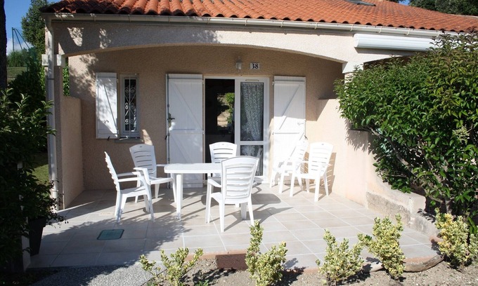 Meschers-sur-Gironde Villa | Relaxing Villa with Pool, Tennis Court & Ocean View