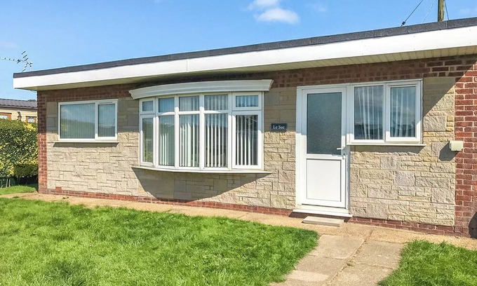 Chapel Saint Leonards Cottage | Cozy Bungalow with Breakfast and Family-Friendly Amenities