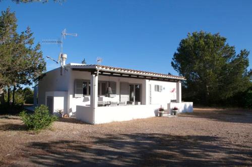 Es Cap de Barbaria House | Family-Friendly 3-Bedroom House with Garden near Formentera