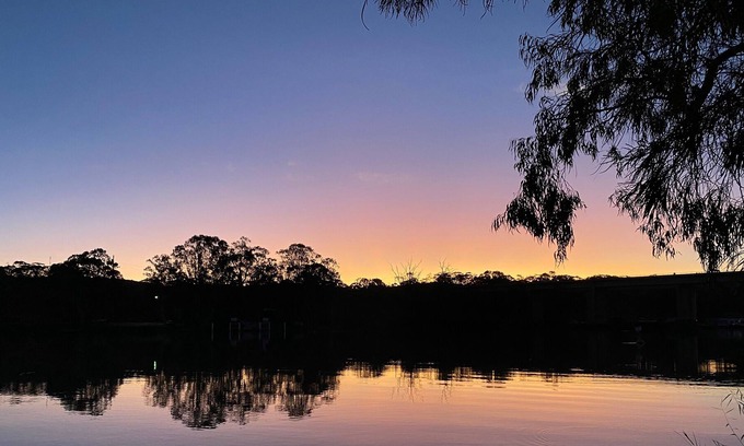 Paisley House | Comfortable holiday home directly across the road from the Murray